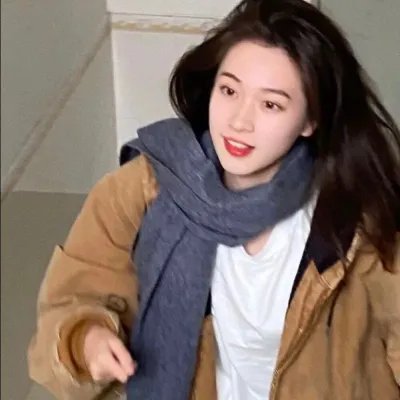 一个唱歌，另一个不唱歌